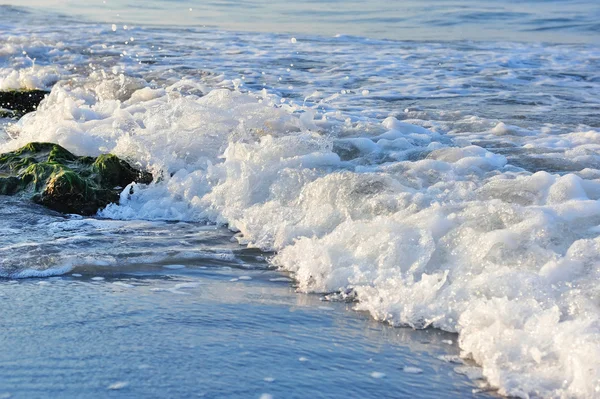 Seascape with running waves on the rocks at the beach — Stock Photo, Image