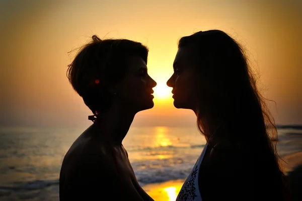 Silhouette couple over sunset background — Stock Photo, Image