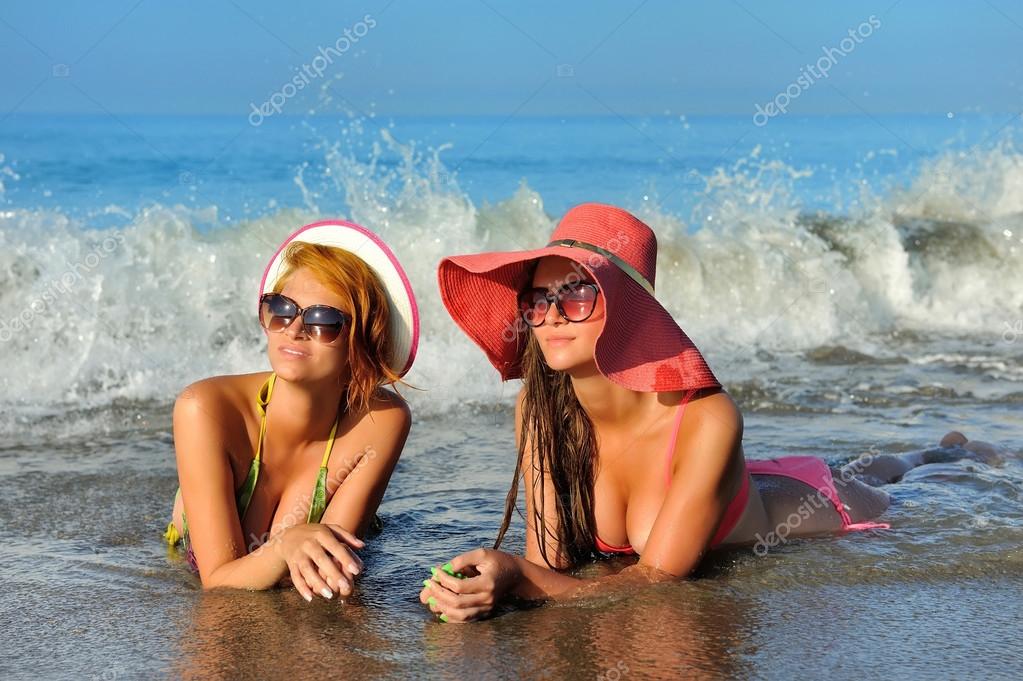 Девушка в шляпе на пляже без смс