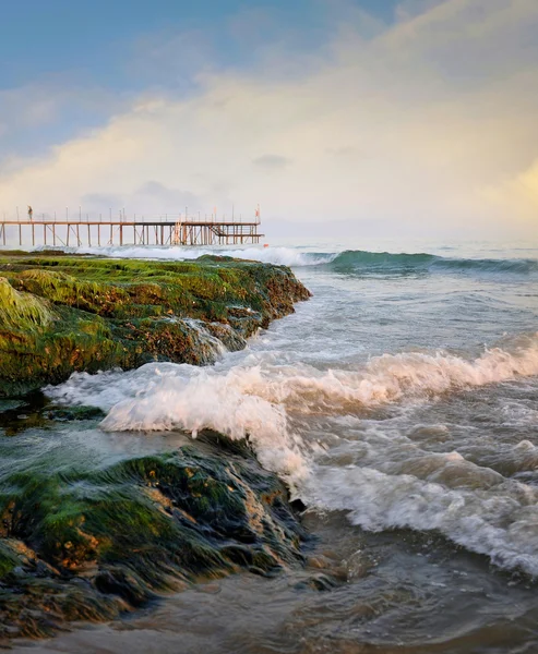 Waves crashing on rocky beach — Stock Photo, Image