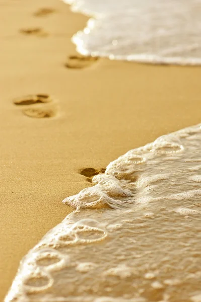 Footmarks on the sandy beach — Stock Photo, Image