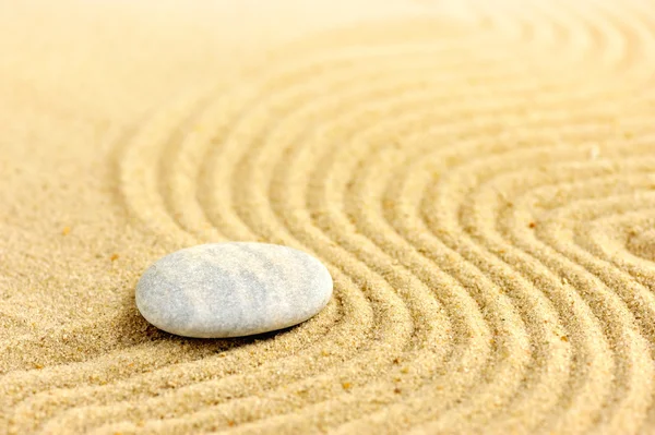 Pedra zen em de fundo de areia — Fotografia de Stock