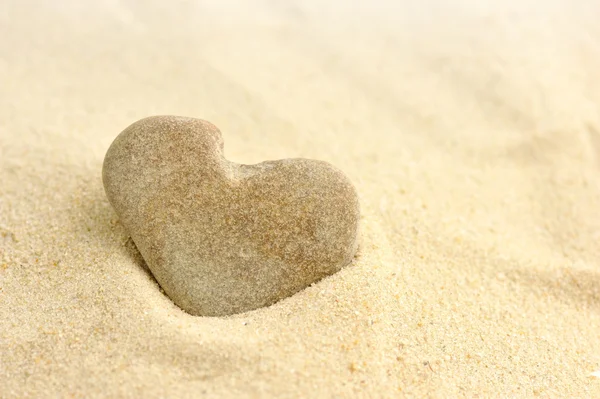 Szív alakú kő van a homok — Stock Fotó
