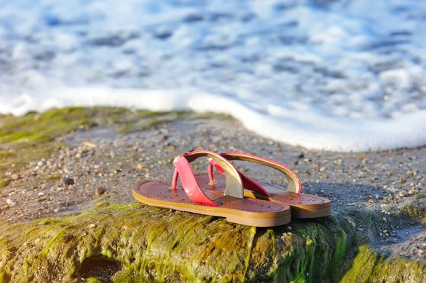 Summer vacation concept. Flip flops on a sandy ocean beach — Stock Photo, Image