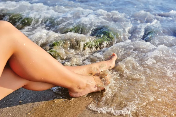 Сексуальні жіночі ноги в хвилях серфінгу — стокове фото