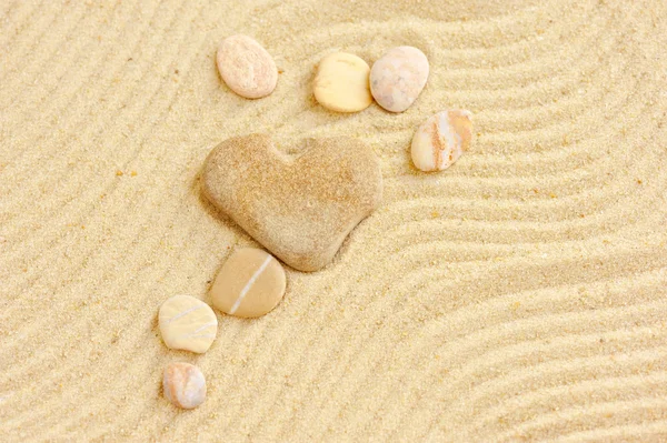 Herzförmiger Stein liegt auf Sand — Stockfoto