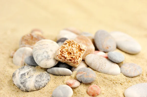 Groep stenen op het zand — Stockfoto