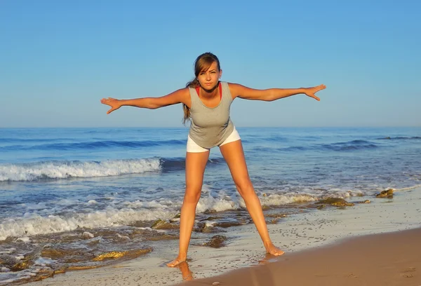 Healthy woman doing exercising on the beach, girl doing sport ou — Stock Photo, Image