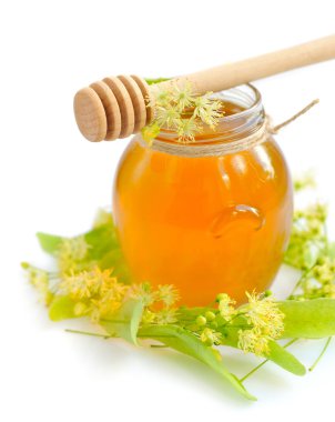 beyaz zemin üzerine Ihlamur çiçekleri taze bal kavanozu