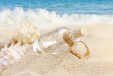 Yaz kumlu plaj kavramı ve şişe harf