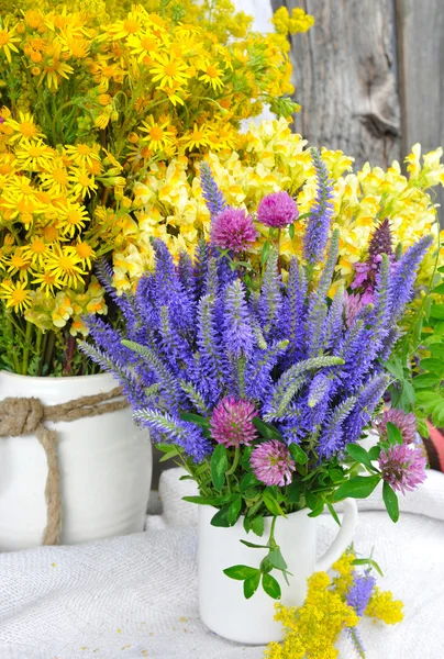 Belos buquês de flores selvagens brilhantes — Fotografia de Stock