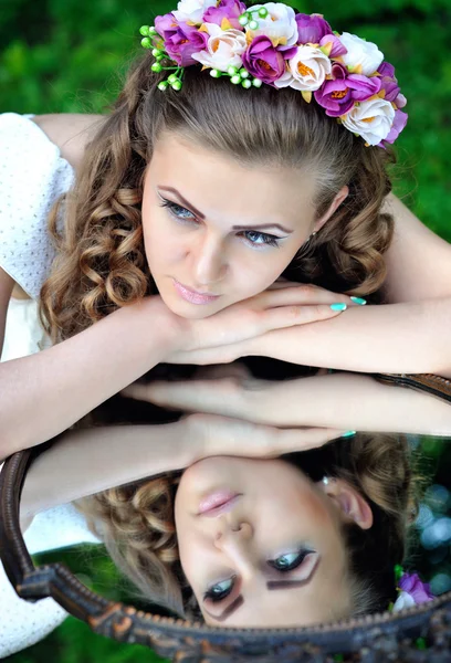 Portrait d'une belle jeune femme dans le miroir — Photo