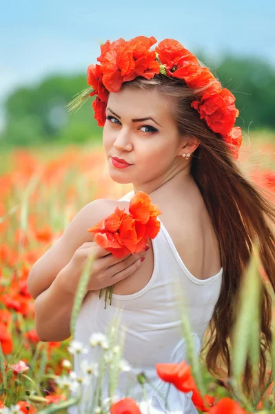 Bella giovane donna in campo di papavero rosso brillante. Ritratto estivo — Foto Stock