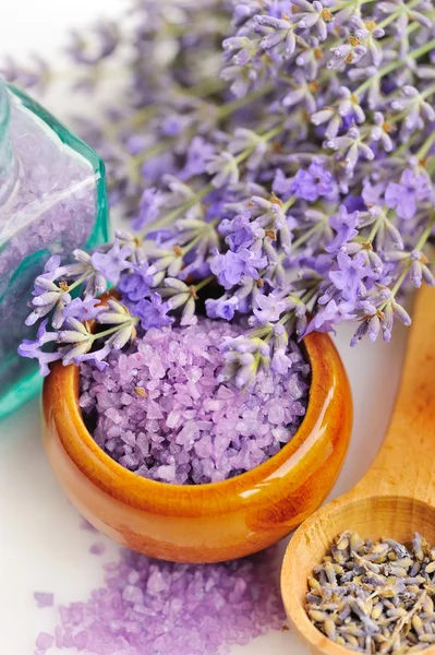 Lavanta banyo için aromaterapi tuz ve taze çiçekler — Stok fotoğraf