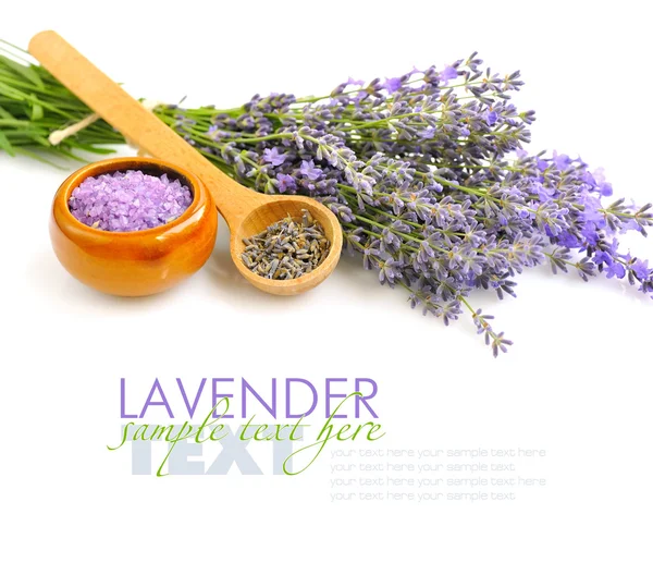 Sal de banho para aromaterapia e flores frescas lavanda — Fotografia de Stock