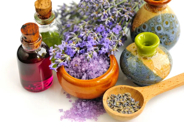 Lavendel frische und trockene Blumen und Lavendelöl — Stockfoto