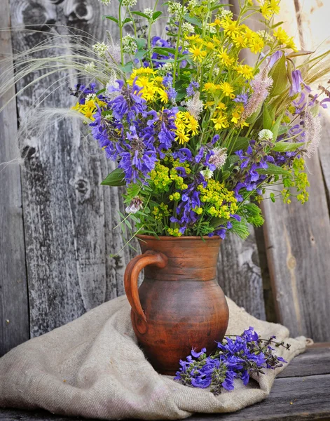 Belo buquê de flores silvestres brilhantes — Fotografia de Stock