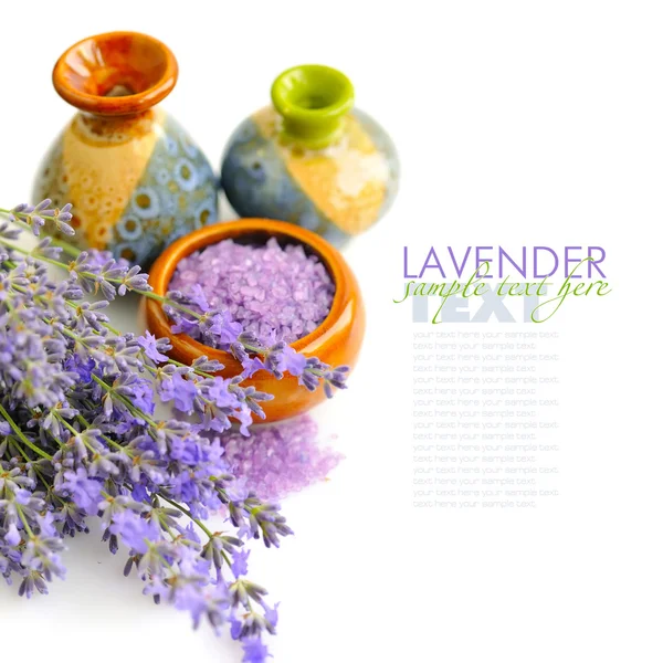 Lavendel frisch und Badesalz zur Aromatherapie auf weißem Backgro — Stockfoto