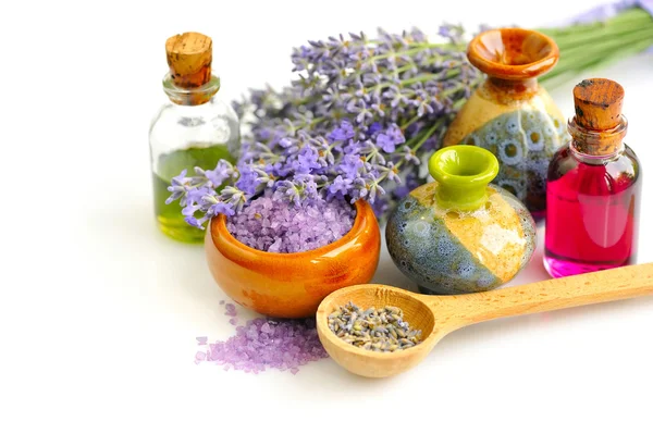 Lavanda flores frescas e secas e óleo de lavanda — Fotografia de Stock