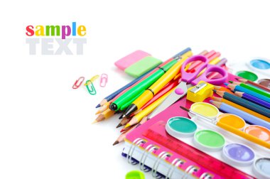 Beyaz bir ofis ve öğrenci aksesuarları. geri okul concep