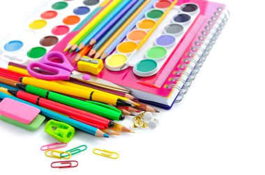 Beyaz bir ofis ve öğrenci aksesuarları. geri okul concep