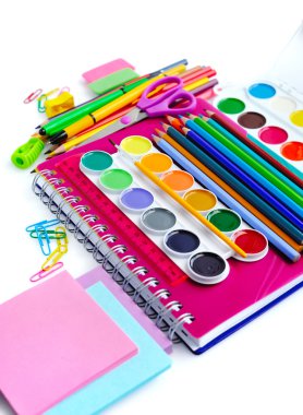 Beyaz bir ofis ve öğrenci aksesuarları. geri okul concep