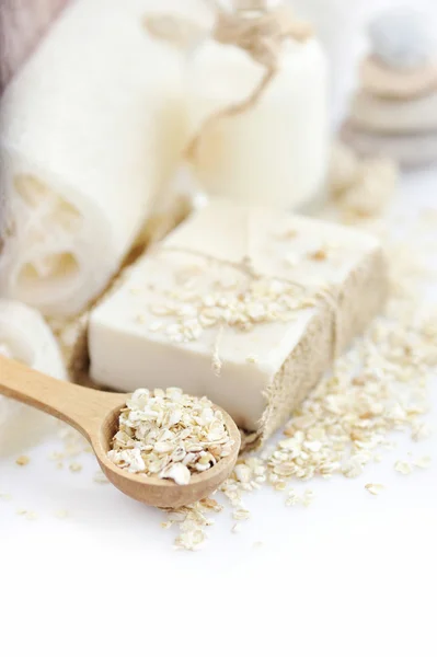 Jabón de avena hecho a mano para una limpieza natural sobre un fondo blanco — Foto de Stock