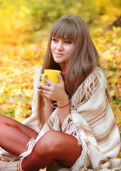 Giovane bella donna che tiene la tazza di tè in mano su un ba — Foto Stock