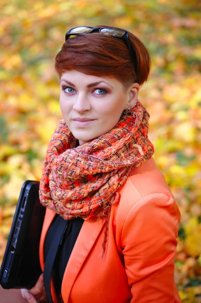 秋の公園でラップトップでかわいい女 — ストック写真