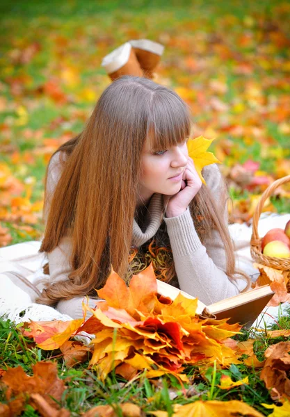 Piękna dziewczyna z książki w parku jesień — Zdjęcie stockowe