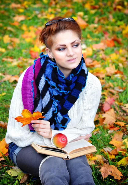 Hermosa chica con libro en el parque de otoño — Foto de Stock