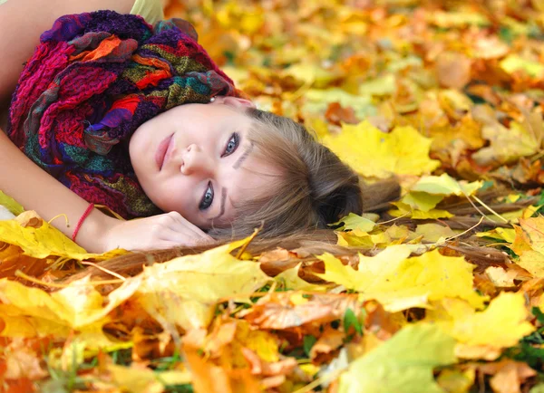 Yapraklar sonbaharda güzel genç kadın portresi — Stok fotoğraf