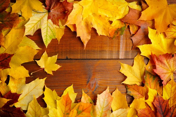 Hojas de otoño sobre fondo de madera vieja. Con espacio de copia — Foto de Stock