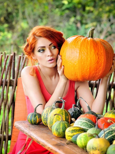 Mooie jonge vrouw met pompoen. Herfst. Oogstseizoen. — Stockfoto