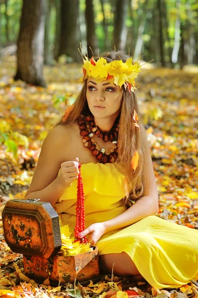 가을 나무 잎으로 화환을 쓴 아름다운 소녀의 모습 — 스톡 사진