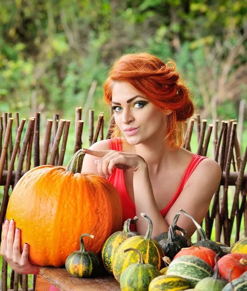 Mooie jonge vrouw met pompoen. Herfst. Oogstseizoen. — Stockfoto