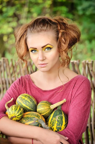 Mooie jonge vrouw met pompoen. Herfst. Oogstseizoen. — Stockfoto