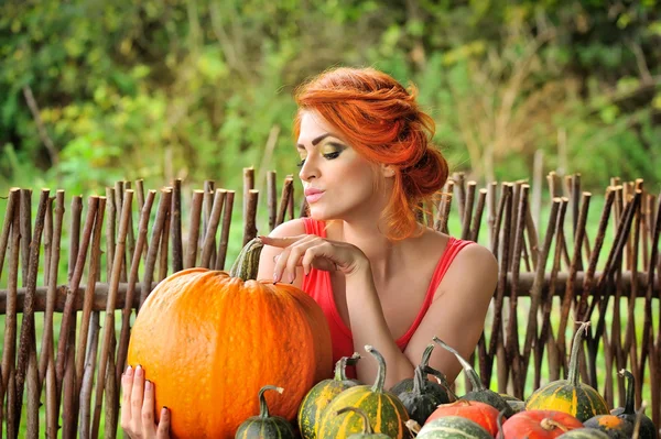 Mooie jonge vrouw met pompoen. Herfst. Oogstseizoen. — Stockfoto