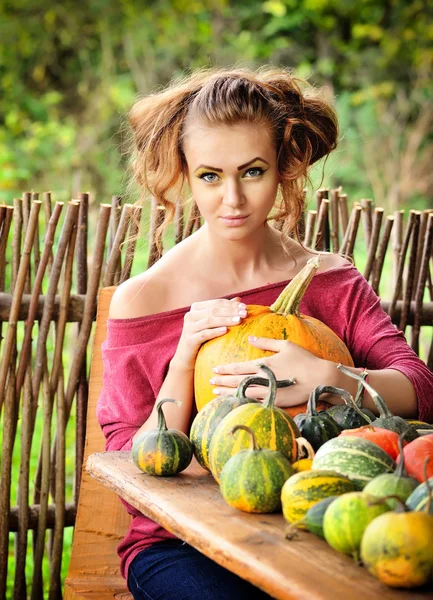 Hermosa joven con calabaza. Otoño. Temporada de cosecha — Foto de Stock