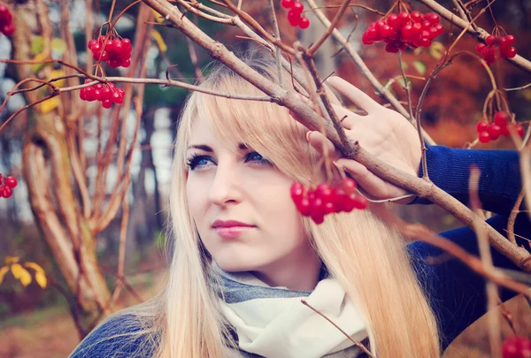 Porträt eines schönen Mädchens in der Nähe des roten Viburnums — Stockfoto