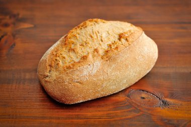 ahşap tahta üzerinde taze pişmiş geleneksel ekmek