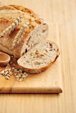 Ahşap tahta üzerinde geleneksel ekmek yakın çekim