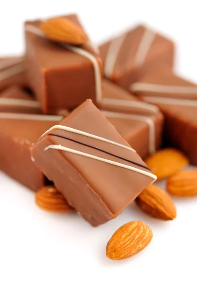 Schokoladenpraline mit Mandeln auf weißem Hintergrund — Stockfoto