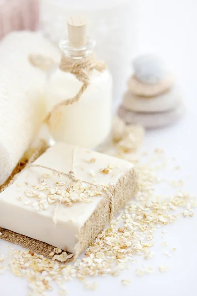 Handgemachte Seife mit Haferflocken und Milch auf weißem Hintergrund — Stockfoto