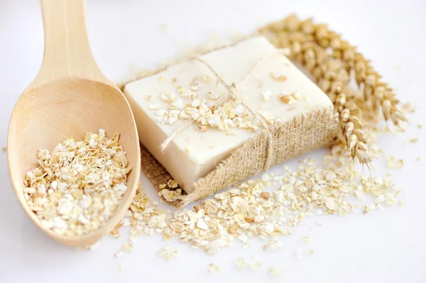 Jabón de avena hecho a mano para una limpieza natural — Foto de Stock