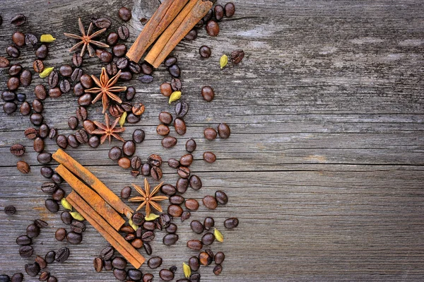 シナモン、アニス、コピー領域を持つ素朴な木製の背景にコーヒー豆のクローズ アップ — ストック写真