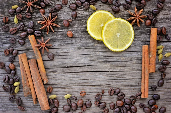 Close-up de canela, anis e grãos de café em um fundo rústico de madeira com espaço de cópia — Fotografia de Stock