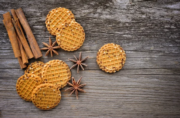 Kekse mit Zimt und Sternanis auf rustikalem Holzgrund mit Kopierraum — Stockfoto