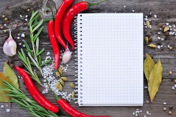 Gemüse und Gewürze mit geöffnetem Notizbuch für Rezepte auf Holzgrund — Stockfoto