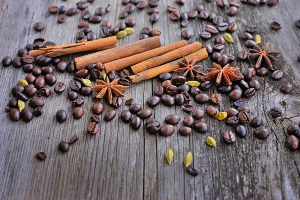 Close-up de canela, anis e grãos de café em um fundo rústico de madeira com espaço de cópia — Fotografia de Stock
